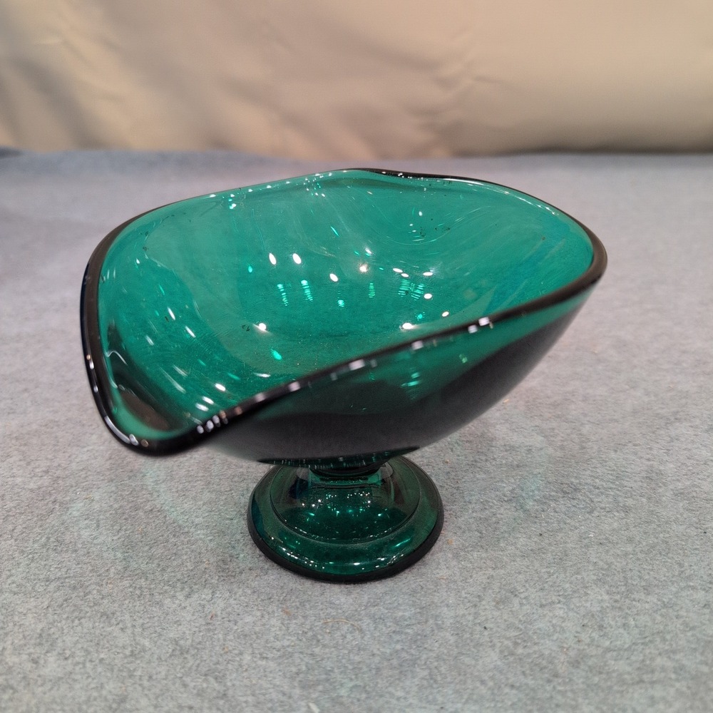 Fostoria Heart Shaped Compote Emerald Green Glass Pedestal Candy Dish Bowl‎ - Picture 2 of 5